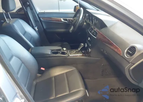 2014 Mercedes-Benz C 300 Sport 4Matic z USA, uszkodzony, nr VIN WDDGF8AB1EG201552